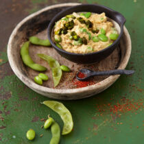 Edamame-Bohnen-Hummus mit Ingwer Edamame-Bohnen-Hummus mit Ingwer