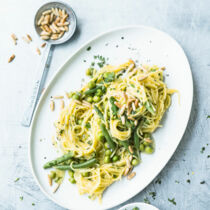 Spaghetti mit Erbsen und Minz-Gremolata