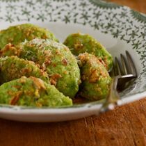 Bärlauch-Nockerl mit gebräunter Pinienkernbutter Bärlauch-Nockerl mit gebräunter Pinienkernbutter
