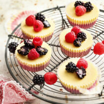 Minicakes mit frischen Beeren Minicakes mit frischen Beeren