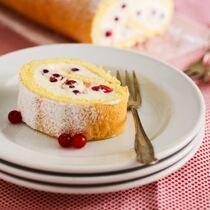 Biskuitroulade mit Johannisbeeren