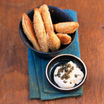 Zwiebel-Kartoffel-Stangen mit Kapern-Mayo