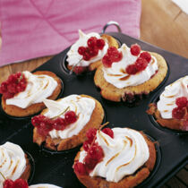 Johannisbeer-Muffins mit Baiserhaube Johannisbeer-Muffins mit Baiserhaube