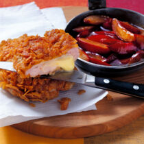 Paniertes Schweineschnitzel mit Zwetschgen Paniertes Schweineschnitzel mit Zwetschgen
