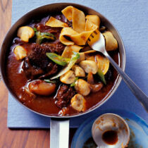 Rotweingulasch mit Schalotten und Anispilzen Rotweingulasch mit Schalotten und Anispilzen