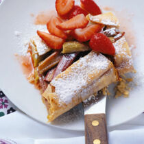 Rhabarberstrudel mit marinierten Erdbeeren