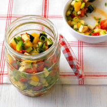 Scharfer Gemüse-Feta-Salat