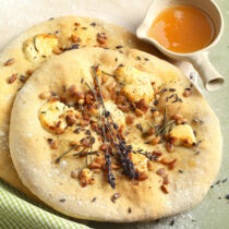 Ziegenkäsefladen mit Knoblauchsirup