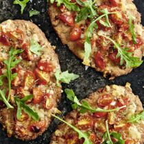 Vollkornfocaccia mit Tomaten und Rucola Vollkornfocaccia mit Tomaten und Rucola