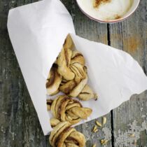 Vegane Zimtschnecken mit Kardamom und Mandeln