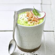 Gurken-Radieschen-Suppe mit Krabben Gurken-Radieschen-Suppe mit Krabben