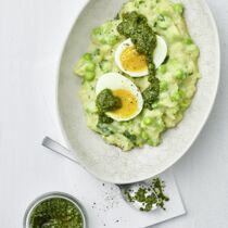 Wachs-Eier auf Gemüsepüree