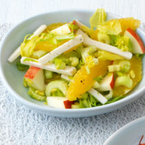 Salat mit Staudensellerie, Birne und Ziegengouda Salat mit Staudensellerie, Birne und Ziegengouda