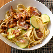 Zucchini und Pfifferlinge mit Bandnudeln