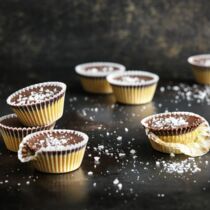Peanutbutter-Cups mit Salzflocken Peanutbutter-Cups mit Salzflocken