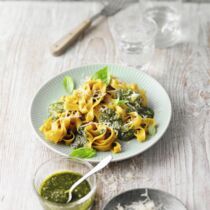 Kurkumanudeln mit Pistazienpesto