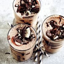 Oreo-Eisshake mit Schokosauce