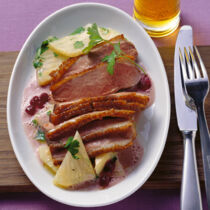 Rosa gebratene Entenbrust mit Preiselbeersauce und Selleriesalat Rosa gebratene Entenbrust mit Preiselbeersauce und Selleriesalat