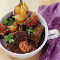 Rinderschmortopf mit Perlzwiebeln, Majoran und Zitrone