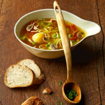 Geflügelbrühe mit Mie-Nudeln und Ei