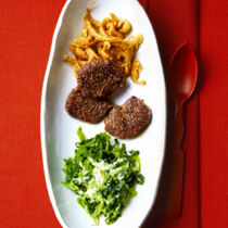 Hirschrückensteaks mit Wirsing und Maronenspätzle