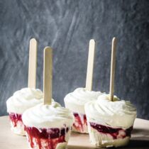 Sahne-Eis mit Himbeeren