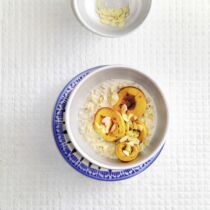 Chai-Porridge mit karamellisierten Früchten Chai-Porridge mit karamellisierten Früchten