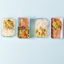 Asiatische Fischwochemit Wildlachs