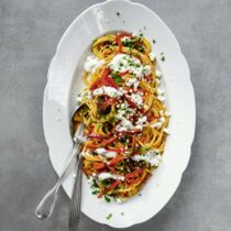 Türkische Nudeln mit Paprika und Joghurt Türkische Nudeln mit Paprika und Joghurt