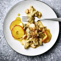 Herz mit karamellisierten Äpfeln und gebratenen Zwiebeln Herz mit karamellisierten Äpfeln und gebratenen Zwiebeln