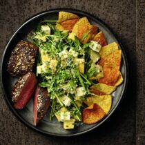 Damwild-Steak mit Mango-Rucola-Salat und Nachos Damwild-Steak mit Mango-Rucola-Salat und Nachos