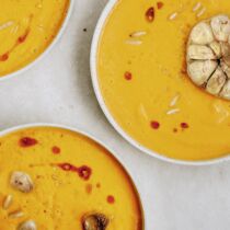 Kürbissuppe mit Paprika und Harissa-Öl Kürbissuppe mit Paprika und Harissa-Öl