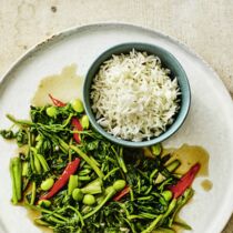 Wasserspinat in der Feuerpfanne Wasserspinat in der Feuerpfanne