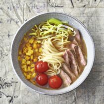 Ramen mit Steak, geröstetem Mais und Tomate