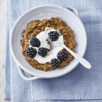 Øllebrød mit Schmand und Beeren Øllebrød mit Schmand und Beeren