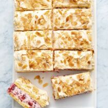 Knusperbaiser-Kuchen mit Himbeeren Knusperbaiser-Kuchen mit Himbeeren