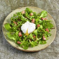 Löwenzahnsalat mit Speck und pochierten Eiern