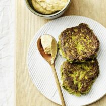 Brokkoli-Walnuss-Bratlinge-mit-Pestoquark