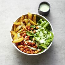 Ofenkartoffel-Spinat-Bowl mit scharfen Kichererbsen und Korianderdressing