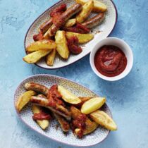 Currywurst mit Ofenkartoffeln und Tomatensauce Currywurst mit Ofenkartoffeln und Tomatensauce