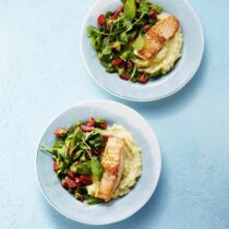 Lachs mit Kartoffel-Sellerie-Püree und Tomaten-Spinat-Salat Lachs mit Kartoffel-Sellerie-Püree und Tomaten-Spinat-Salat