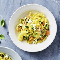 Bunte Pasta mit Hüttenkäse Bunte Pasta mit Hüttenkäse