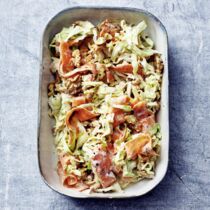 Weißkohlsalat mit Möhren und Nüssen Weißkohlsalat mit Möhren und Nüssen