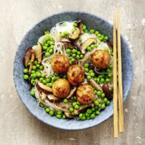 Reisnudel-Bowl mit Gemüsebällchen