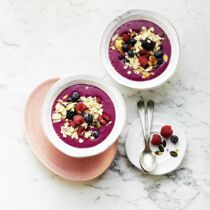 Beeren-Smoothie-Bowl mit Kernen