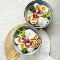Buntes Gemüse-Porridge mit Ei