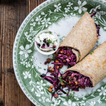 Pfannkuchenröllchen mit Rotkohlsalat Pfannkuchenröllchen mit Rotkohlsalat