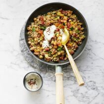 Pfannengemüse-Couscous mit Joghurt-Dip Pfannengemüse-Couscous mit Joghurt-Dip