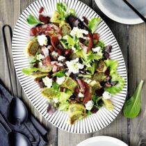 Rote-Bete-Salat mit Bacon und gebratenen Maultaschen