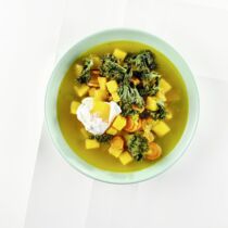 Golden Veggie-Soup mit Grünkohlchips